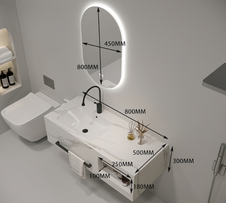 Banheiro de ouro branco com SLABS/SINTERSTONE organizador montado na parede