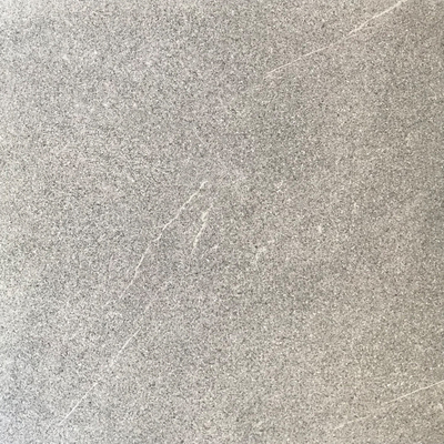 Chapas de piso de porcelana homogênea cinza em tamanho 300x600 com acabamento de mate antiderrapante
