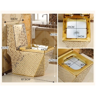 Banheiro moderno de cerâmica com acabamento dourado Banheiro de luxo